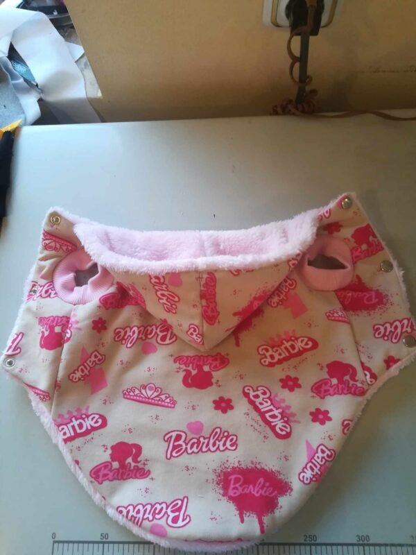 406430541_255995190825768_3185033244508383338_n Зимно палто Барби