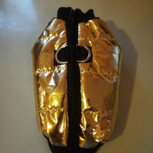 Яке с гръбно закопчаване