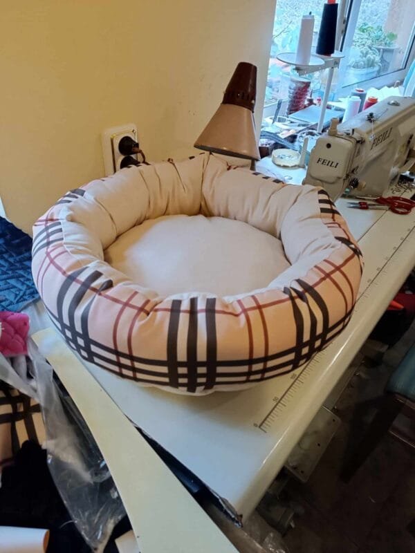 Легло в бежев цвят