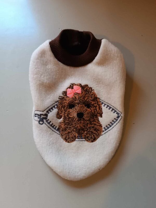 Блузка с пудел, машинна бродерия