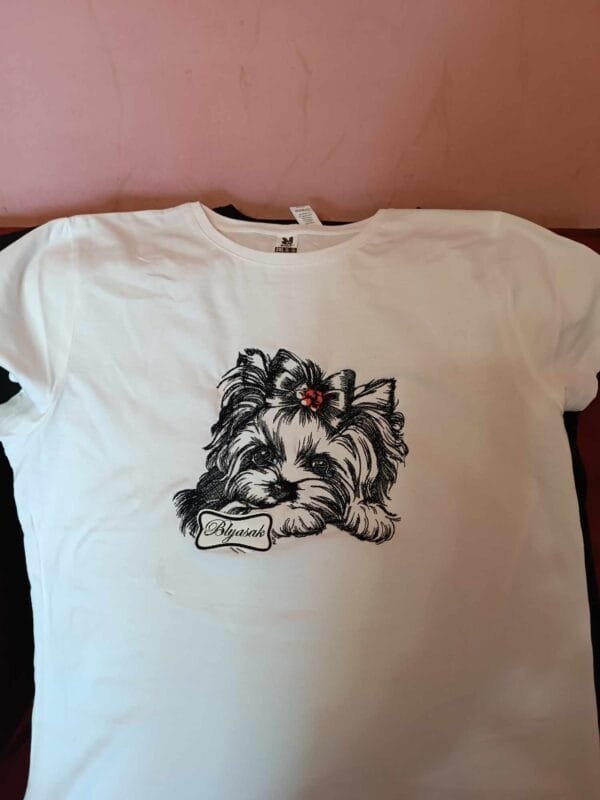 Тениска с йорки- машинна бродерия