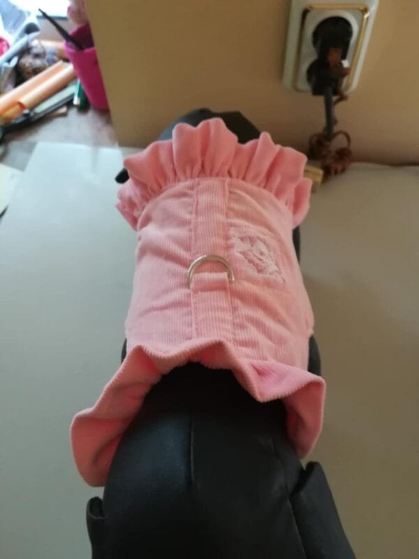 Джинсов нагръдник с кръпка