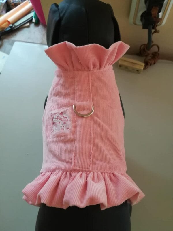 Джинсов нагръдник с кръпка