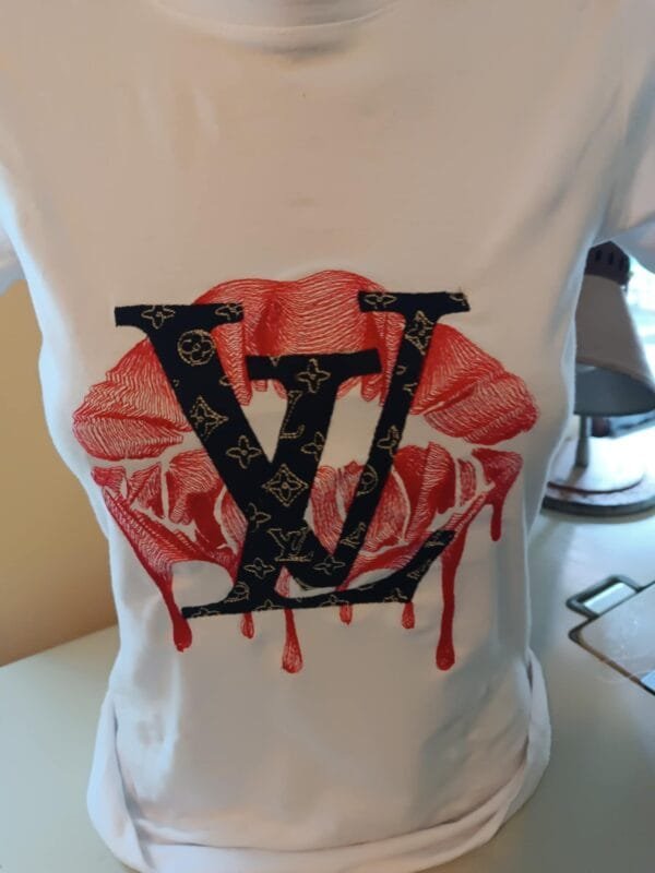 Тениска с машинна бродерия