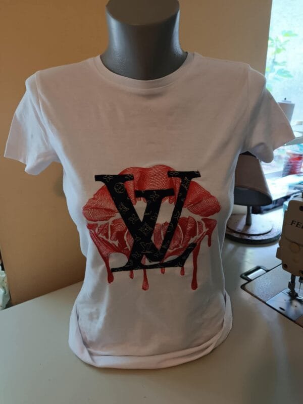 Тениска с машинна бродерия