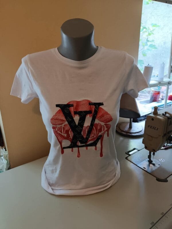 Тениска с машинна бродерия