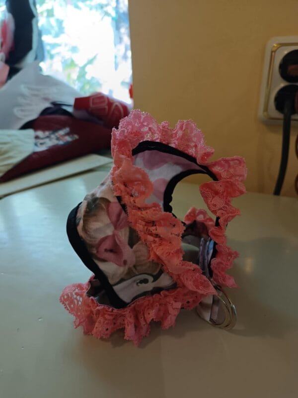 Красив нагръдник с дантела