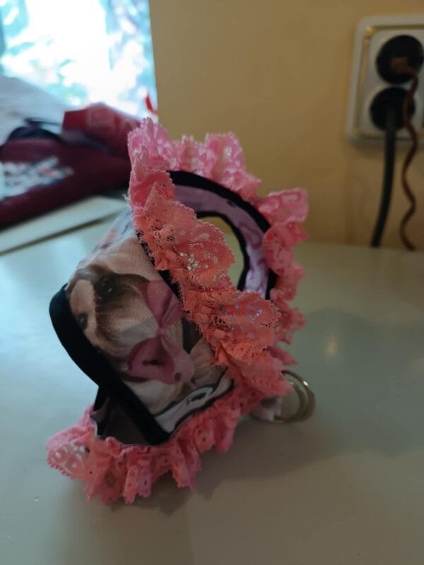 Красив нагръдник с дантела