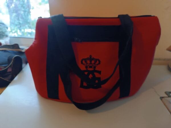 88f1510b-c8bd-4fb5-9774-42a912418160 Кожена чанта с машинна бродерия