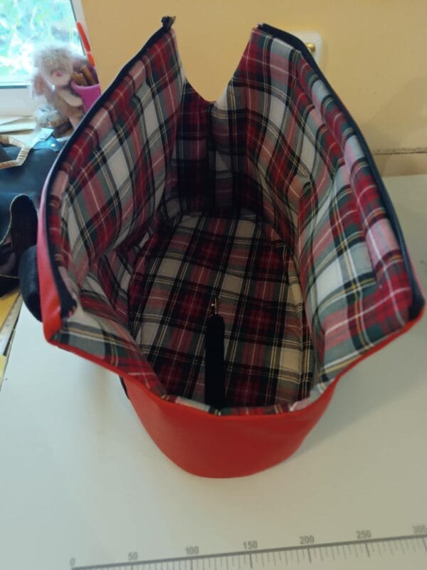 ab31d313-6283-49cc-8ef1-35faa8c17749 Кожена чанта с машинна бродерия