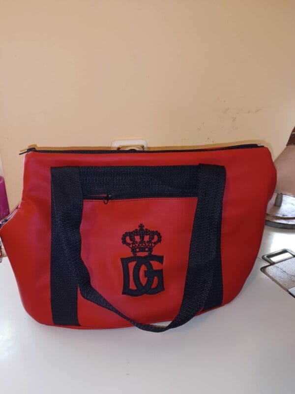 dec64b36-d8a2-453d-93a3-f36f977b5f43 Кожена чанта с машинна бродерия