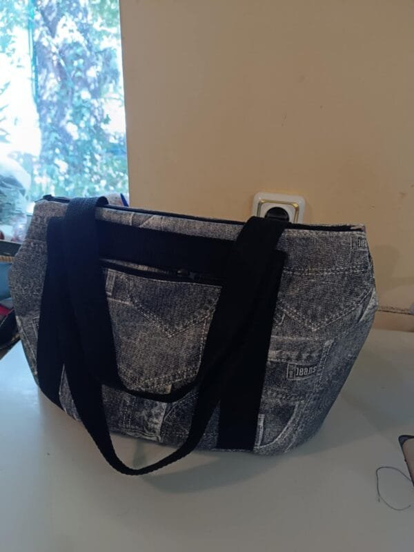 e2ded5ff-d81b-4281-8e67-5afb6680792a Кожена чанта с принт имитация на деним