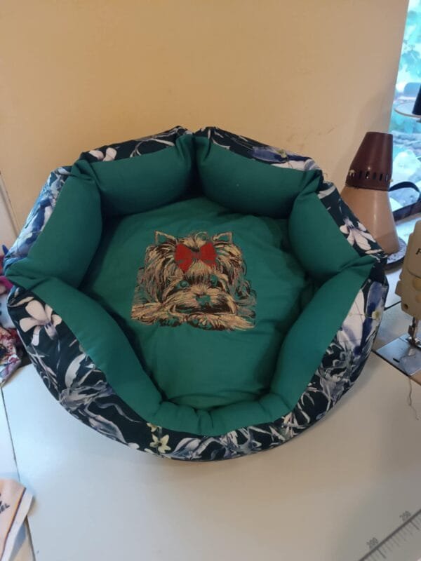 7da66559-f1ac-4ebe-aa27-69ec481b345d Легло с машинна бродерия йорки