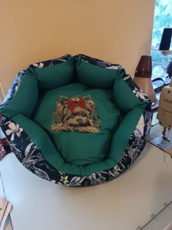 c38c1655-a48f-4083-aceb-5c5ebe3d02af Легло с машинна бродерия йорки