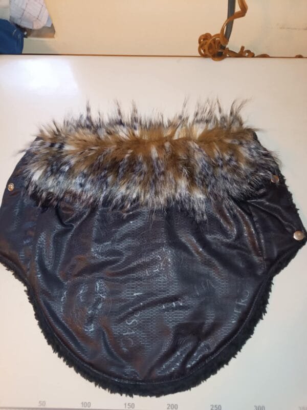 66bc0b09-b1e4-4142-aad7-cf3c4d797300 Яке от шушляков плат Versace