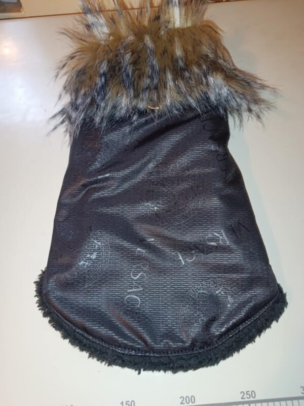 6b21815f-4f17-41dd-b4ab-f394fbd06b85 Яке от шушляков плат Versace