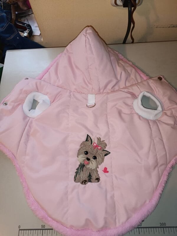 b13a4b4b-cf10-4795-ae98-a20c80d7fcc0 Яке с машинна бродерия йорки