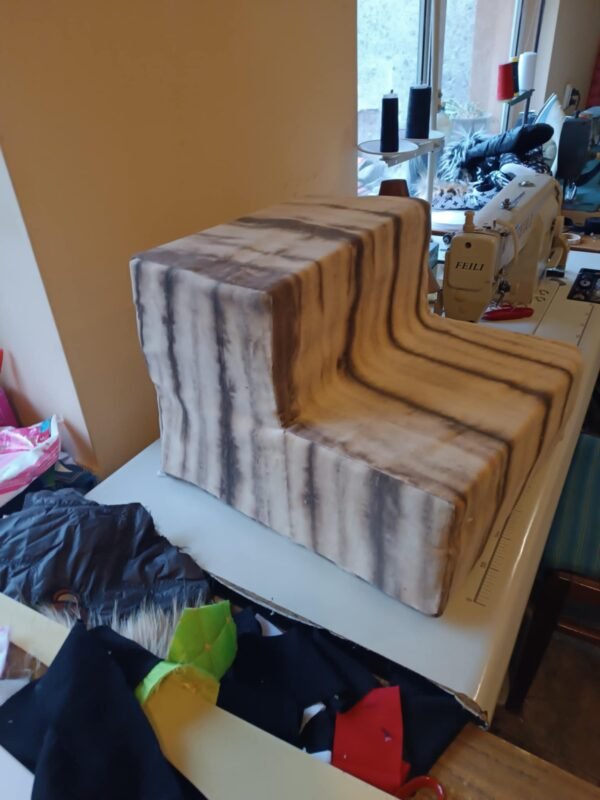 915c167e-47f4-41c1-8ef4-e143200ecadd Стълбичка от кадифе рипс