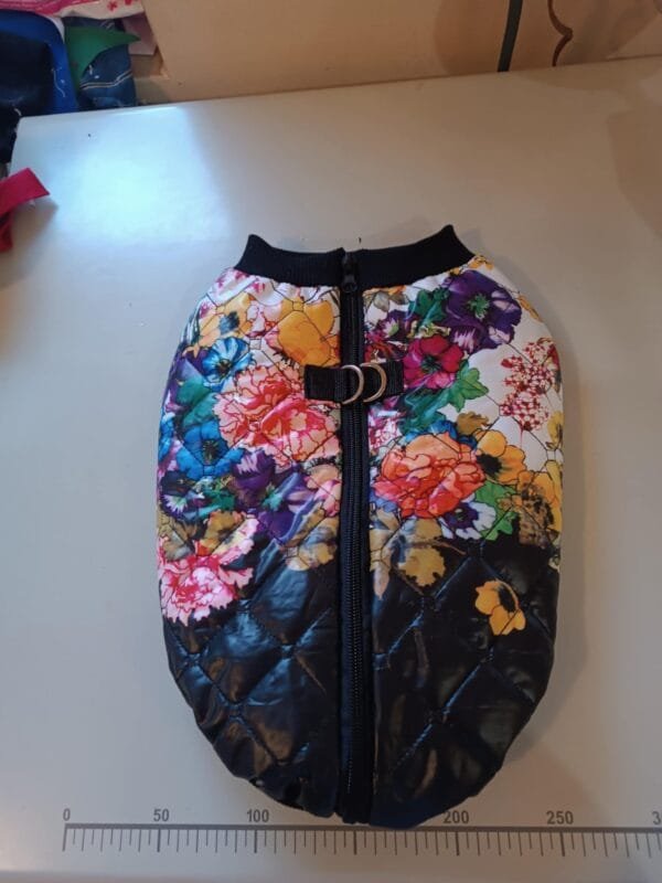 Яке с гръбно закопчаване