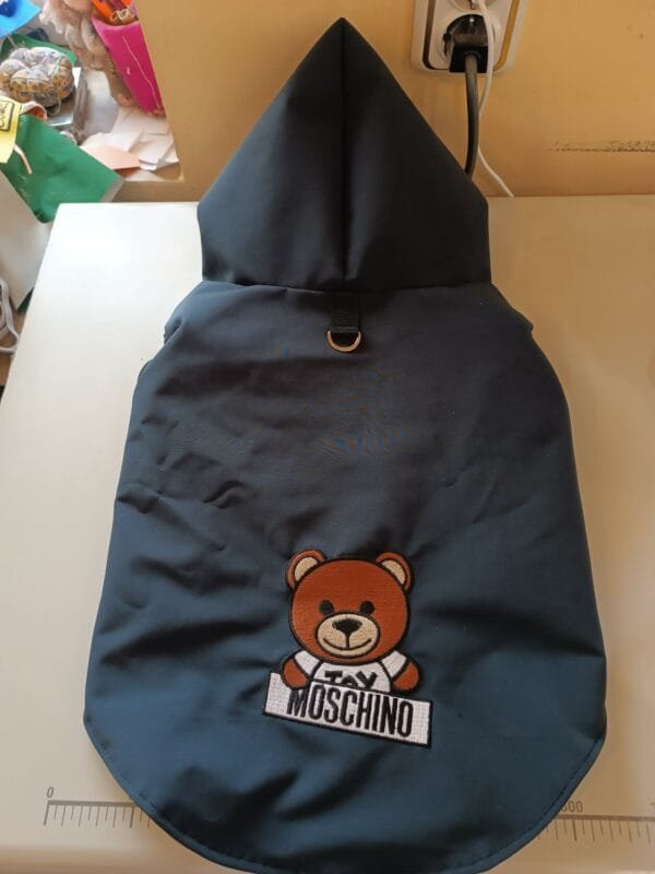 Дъждобран от гумиран плат с машинна бродерия