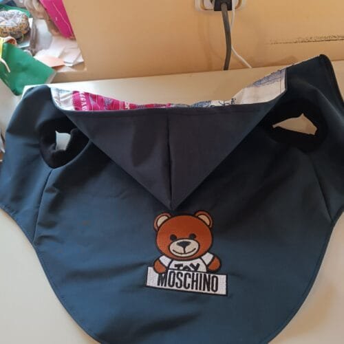 Дъждобран от гумиран плат с машинна бродерия