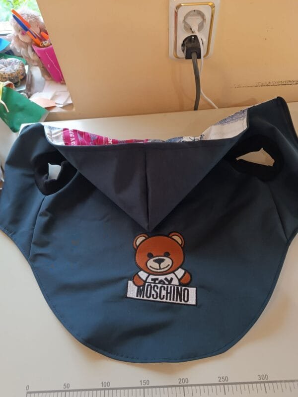 Дъждобран от гумиран плат с машинна бродерия