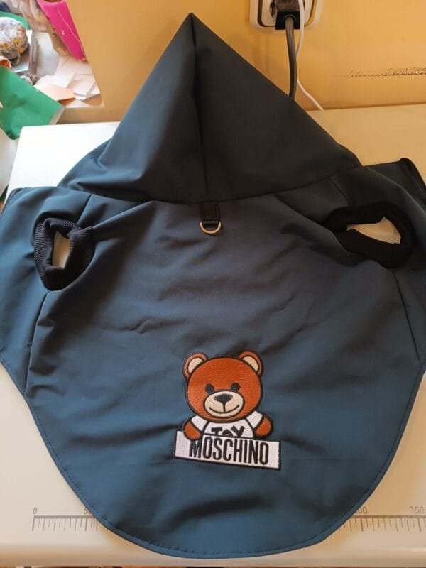 Дъждобран от гумиран плат с машинна бродерия