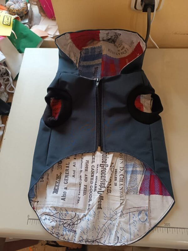 Дъждобран от гумиран плат с машинна бродерия